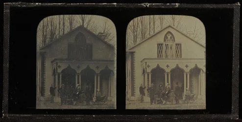 Retrato de grupo de ocho miembros del Círculo de Eynard-Lullin, frente a la casa (Grandfleur deau)